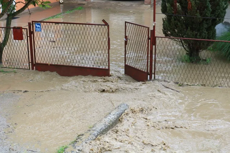 Bilo i jake tuče veličine lje&scaron;njaka koja je nanijela &scaron;tete na vrtove, voćnjake i nasade na poljoprivrednim povr&scaron;inama