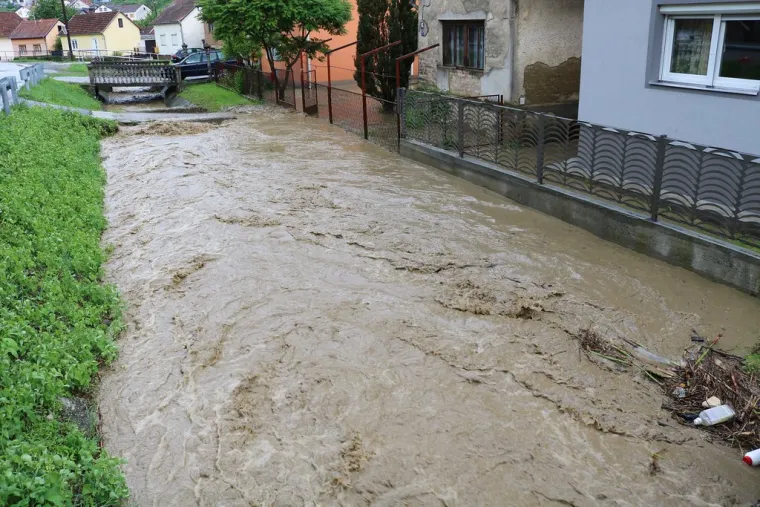 Bilo i jake tuče veličine lje&scaron;njaka koja je nanijela &scaron;tete na vrtove, voćnjake i nasade na poljoprivrednim povr&scaron;inama