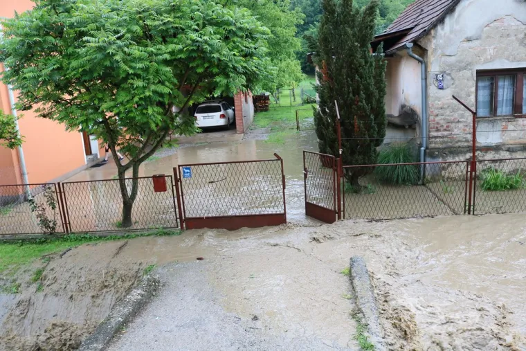 Bilo i jake tuče veličine lje&scaron;njaka koja je nanijela &scaron;tete na vrtove, voćnjake i nasade na poljoprivrednim povr&scaron;inama