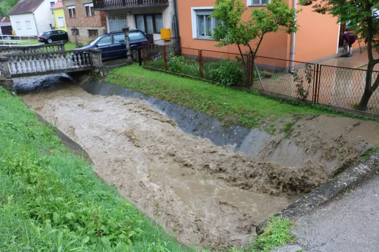 Bilo i jake tuče veličine lje&scaron;njaka koja je nanijela &scaron;tete na vrtove, voćnjake i nasade na poljoprivrednim povr&scaron;inama