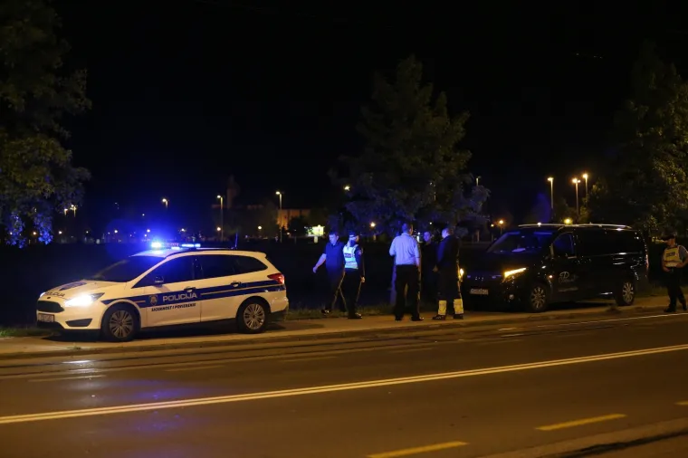 Prometna nesreca u Maksimirskoj ulici u kojoj su sudjelovala dva automobila. Poginula je jedna osoba.