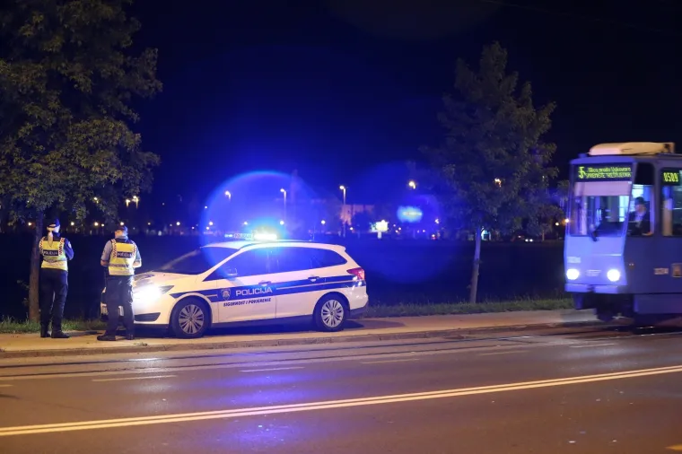 Prometna nesreca u Maksimirskoj ulici u kojoj su sudjelovala dva automobila. Poginula je jedna osoba.