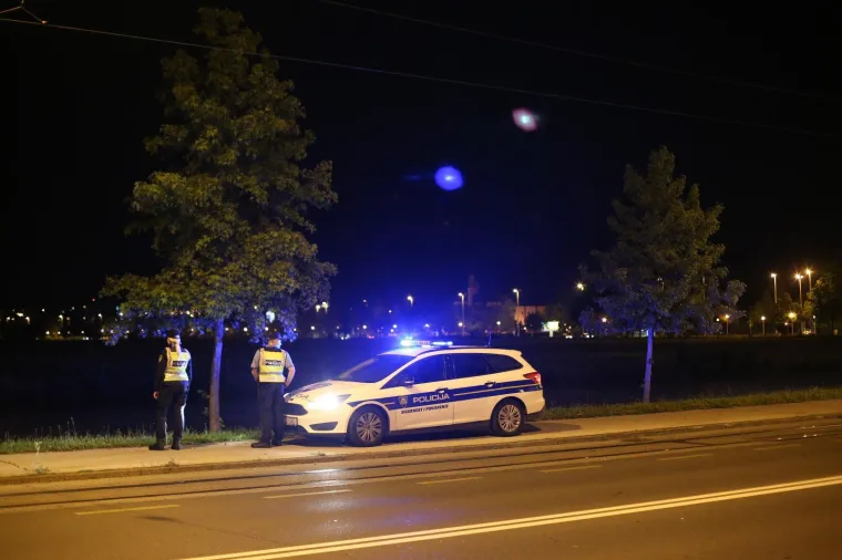 Prometna nesreca u Maksimirskoj ulici u kojoj su sudjelovala dva automobila. Poginula je jedna osoba.