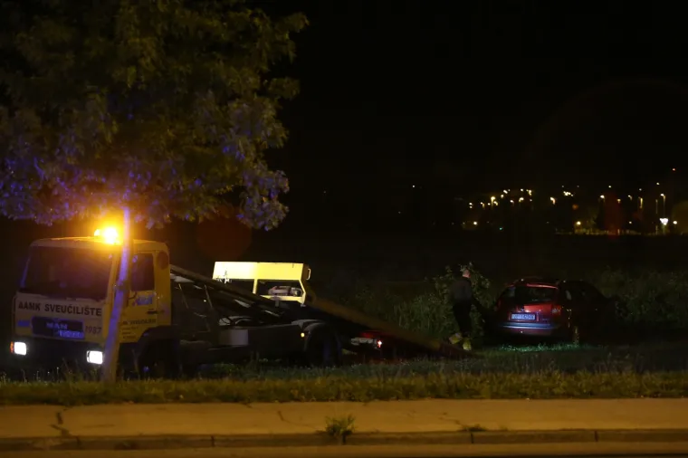 Prometna nesreca u Maksimirskoj ulici u kojoj su sudjelovala dva automobila. Poginula je jedna osoba.