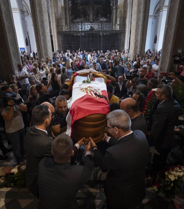 Tisuće ljudi oprostilo se od slavnog nogometa&scaron;a: Emotivnom porukom od Reyesa se oprostio i Rakitić