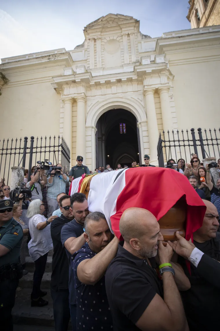 Tisuće ljudi oprostilo se od slavnog nogometa&scaron;a: Emotivnom porukom od Reyesa se oprostio i Rakitić