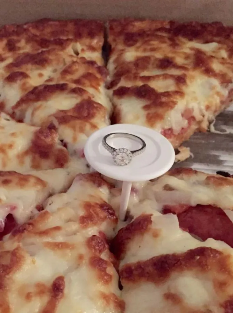 Prsten u pizzi, svinji ili hamburgeru? 14 najgorih prosidba interneta