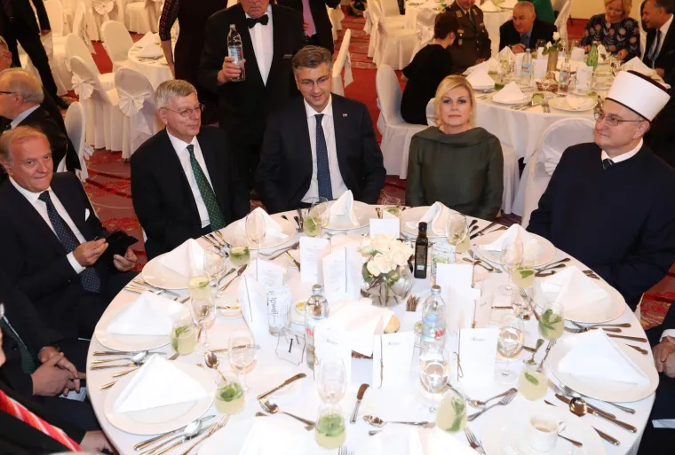 Predsjednica i premijer za istim stolom, dobro raspoloženi: Svojim izborom suptilno je poslala važnu poruku