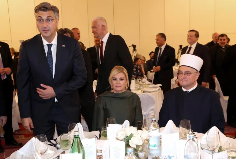 Predsjednica i premijer za istim stolom, dobro raspoloženi: Svojim izborom suptilno je poslala važnu poruku