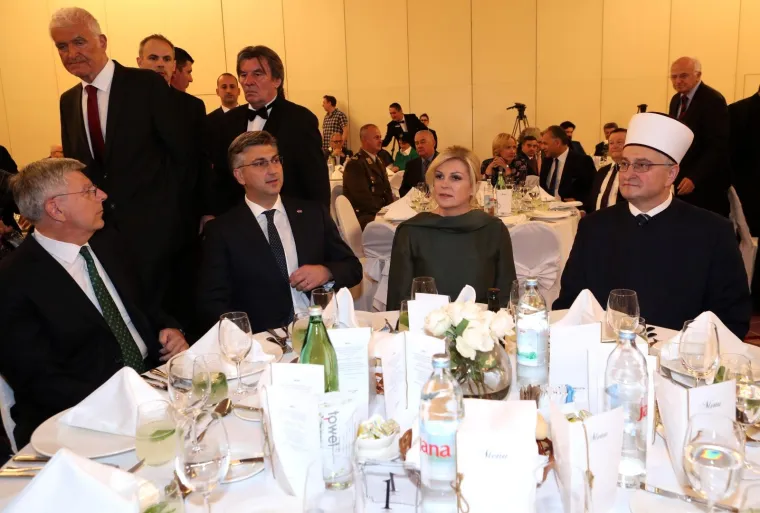 Predsjednica i premijer za istim stolom, dobro raspoloženi: Svojim izborom suptilno je poslala važnu poruku