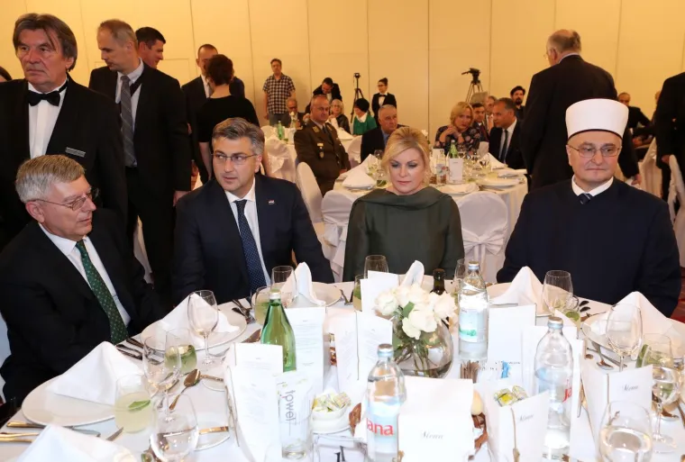 Predsjednica i premijer za istim stolom, dobro raspoloženi: Svojim izborom suptilno je poslala važnu poruku