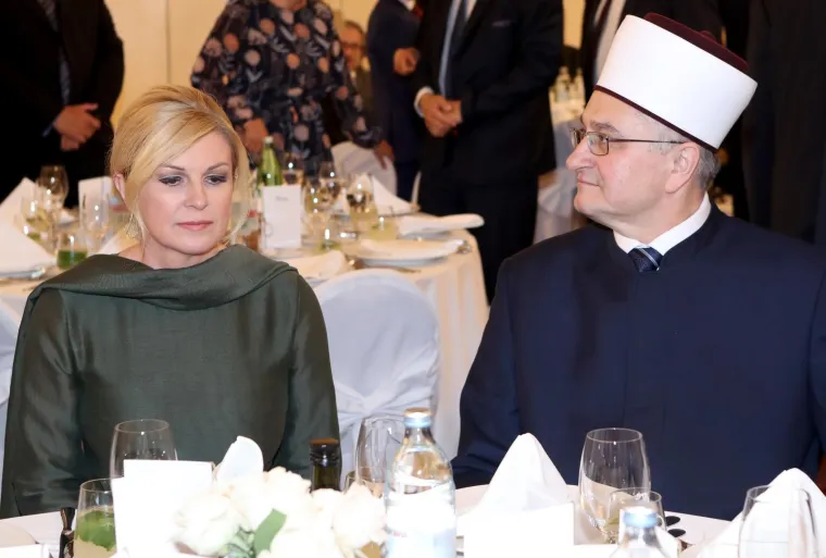 Predsjednica i premijer za istim stolom, dobro raspoloženi: Svojim izborom suptilno je poslala važnu poruku