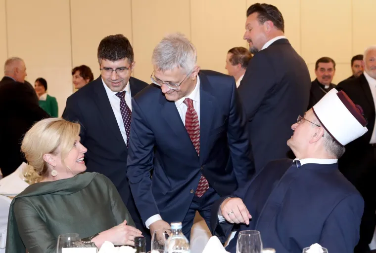 Predsjednica i premijer za istim stolom, dobro raspoloženi: Svojim izborom suptilno je poslala važnu poruku