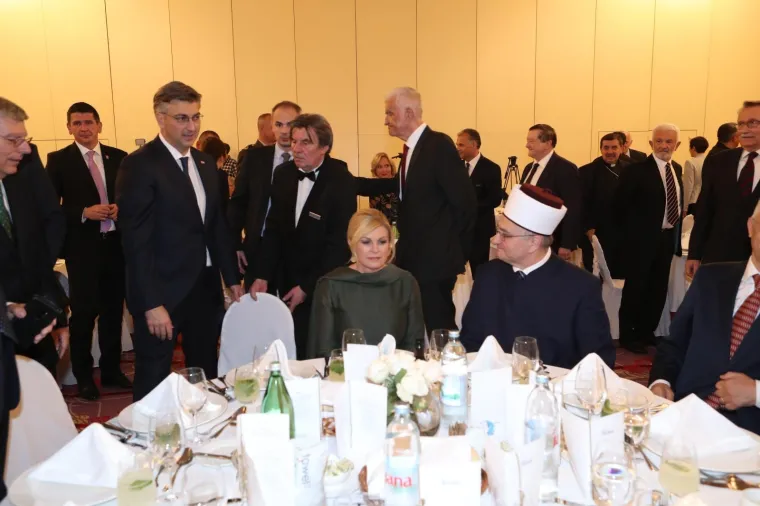 Predsjednica i premijer za istim stolom, dobro raspoloženi: Svojim izborom suptilno je poslala važnu poruku
