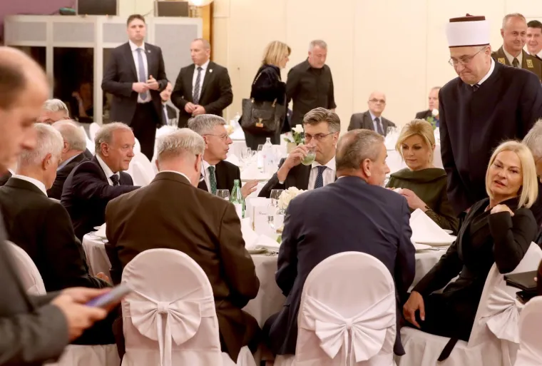 Predsjednica i premijer za istim stolom, dobro raspoloženi: Svojim izborom suptilno je poslala važnu poruku
