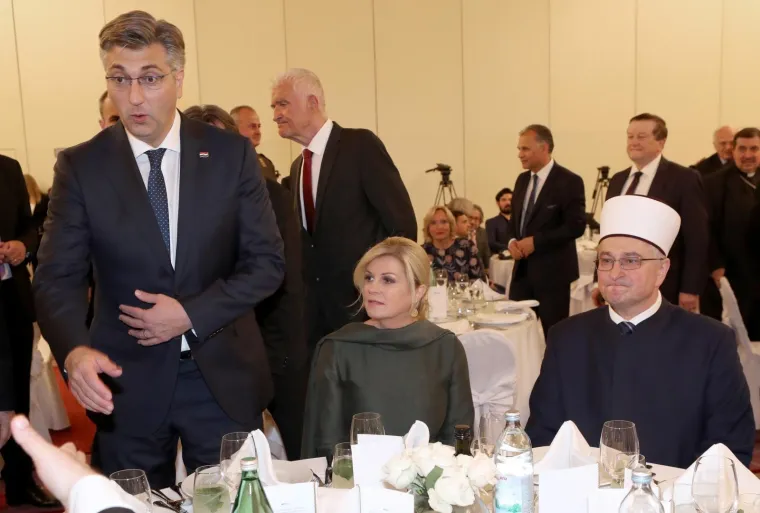 Predsjednica i premijer za istim stolom, dobro raspoloženi: Svojim izborom suptilno je poslala važnu poruku