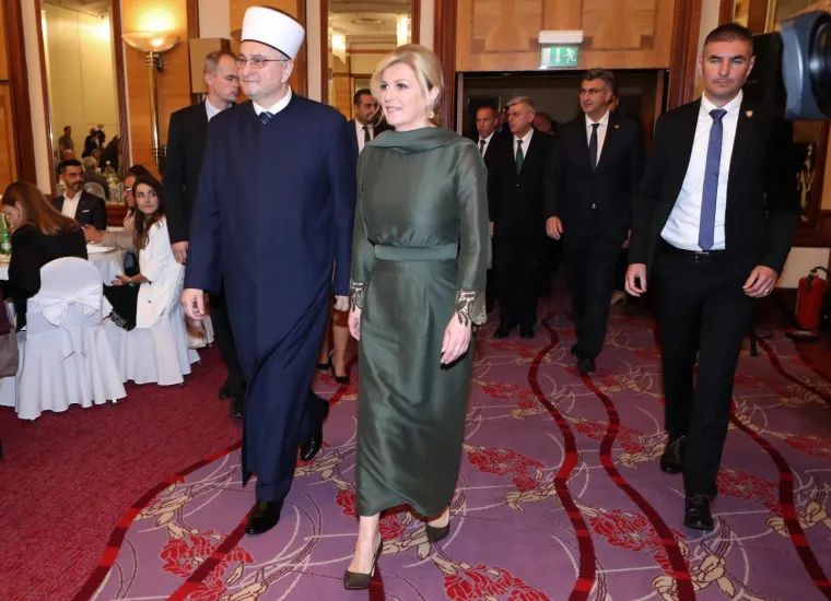 Predsjednica i premijer za istim stolom, dobro raspoloženi: Svojim izborom suptilno je poslala važnu poruku