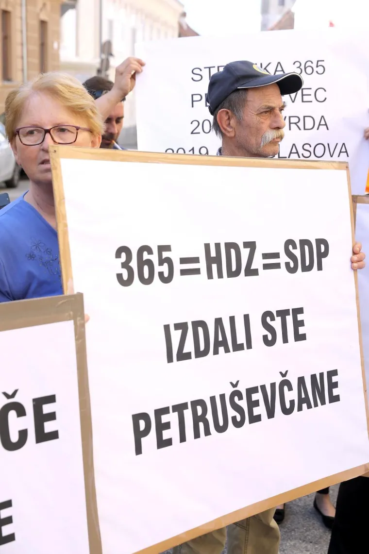 'Poglavico ne želimo živjeti u rezervatu!' Petru&scaron;evčani izviždali Bandića