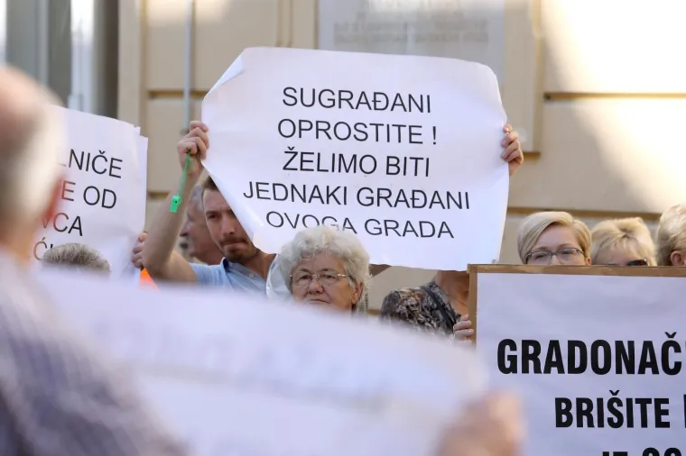 'Poglavico ne želimo živjeti u rezervatu!' Petru&scaron;evčani izviždali Bandića