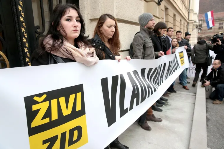 Sudjelovala je i u prosvjedu Živog zida ispred Sabora o izglasavanju zakona o referendumu.