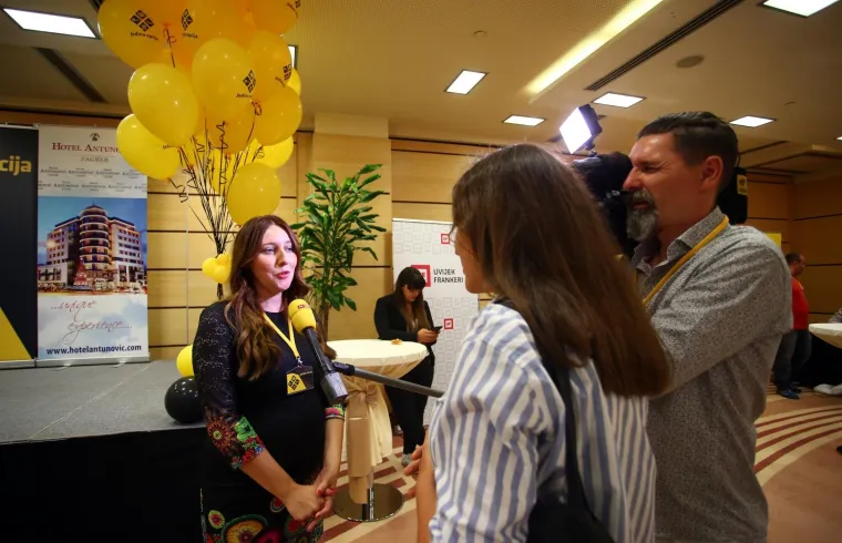 Na srodnom fakultetu u Osijeku nje se, dodu&scaron;e, sjećaju, i to kao bruco&scaron;ice koja je dodiplomski studij upisala u akademskoj godini 2002/03. "No, nakon toga nema upisa niti je diplomirala na na&scaron;em fakultetu", odgovorili suza Globus iz Osijeka. Tragova o diplomiranju, čak niti ijednom koraku dalje od prve godine, za Vladimiru Palfi naprosto nema.