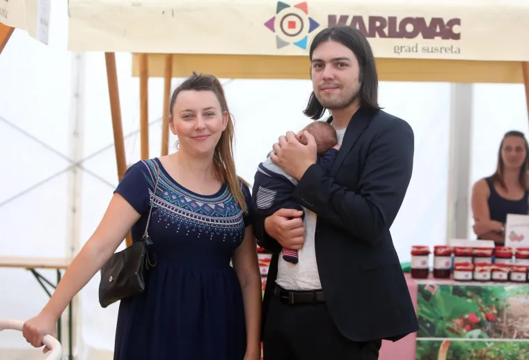 U to vrijeme potegnulo se i pitanje sumnjivog izvora financiranja Živog zida, koje u javnost dospjelo nakon iskaza koji je USKOK-u dao biv&scaron;i član stranke Hrvoje Runtić, danas član saborskog kluba Mosta. U međuvremenu je Palfi rodila prvog sina.