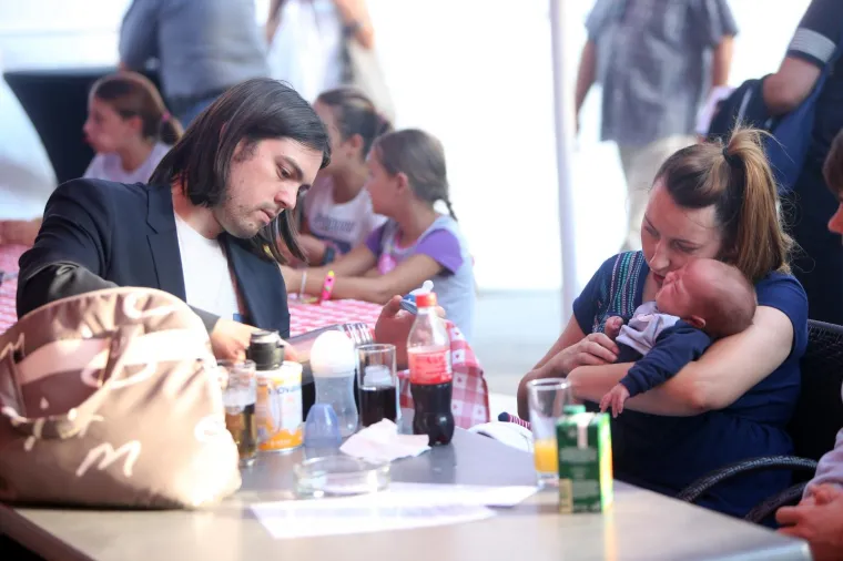 Runtić je tada rekao kako je u Živi zid stiglo vi&scaron;e kuverti nekoliko desetaka tisuća eura. Prema njegovom iskazu, jednom je u stožeru stranke vidio kako Ivan Pernar s kuvertom punom eura čeka Sinčića. Kako su objasnili, bilo je to za "pokrivanje crnih rupa".