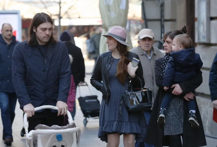 No, Vladimira Palfi zapravo je imala jako malo radnog staža; svojedobno se zaposlila kao trgovačka putnica u prodajnom centru Bat u Čakovcu. Ali, tamo je dobila otkaz u nerazja&scaron;njenim okolnostima, o kojima Uprava &scaron;uti, a mje&scaron;tani svjedoče kako je otkazu prethodio okr&scaron;aj sa za&scaron;titarom na parkirali&scaron;tu &scaron;oping-centra.