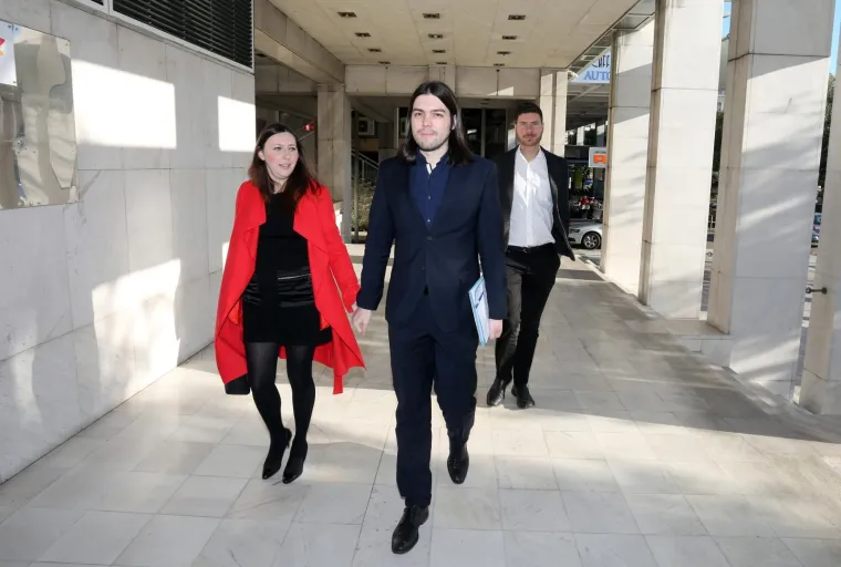 Dramatična je i priča obitelji &Scaron;kvorc, koje je također otkrio Globus. Oni su otkrili kako su bili jamci za kredit u iznosu od 6 tisuća eura koji je Vladimirin otac uzeo u banci kako bi kćeri platio studij. No, kada je otac Vladimire Palfi umro, ona je zajedno sa svojom majkom prestala plaćati rate kredita u preostalom iznosu od 3780 eura.