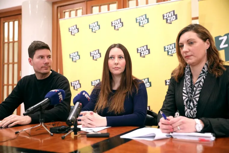 Zbog toga je pokrenuta ovrha nad kućom u kojoj živi njihova četveročlana obitelj.