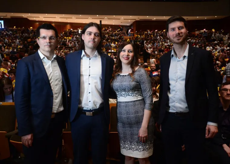 "Osnovni problem koji je nastao oko moje suspenzije proizlazi iz toga &scaron;to je posljednje vrijeme, a osobito u zadnjih godinu dana Živi zid postao privatno vlasni&scaron;tvo jedne osobe, a ta se osoba zove Vladimira Palfi koja doslovno odlučuje o svemu", poručio je danas ispred Sabora Branimir Bunjac,