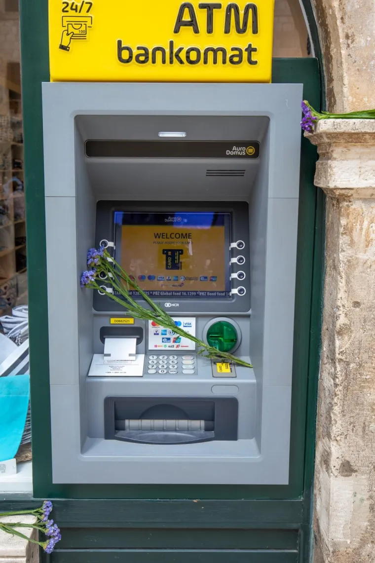 Performas usred Dubrovnika: 'Izlozi grada su oči Straduna. Naši gosti se zgražaju'