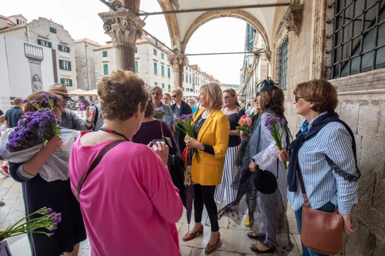 Performas usred Dubrovnika: 'Izlozi grada su oči Straduna. Naši gosti se zgražaju'