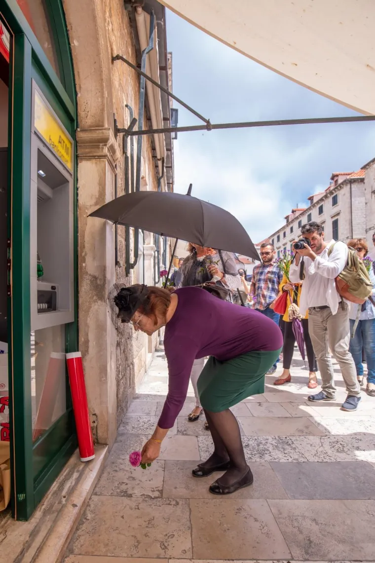 Performas usred Dubrovnika: 'Izlozi grada su oči Straduna. Naši gosti se zgražaju'