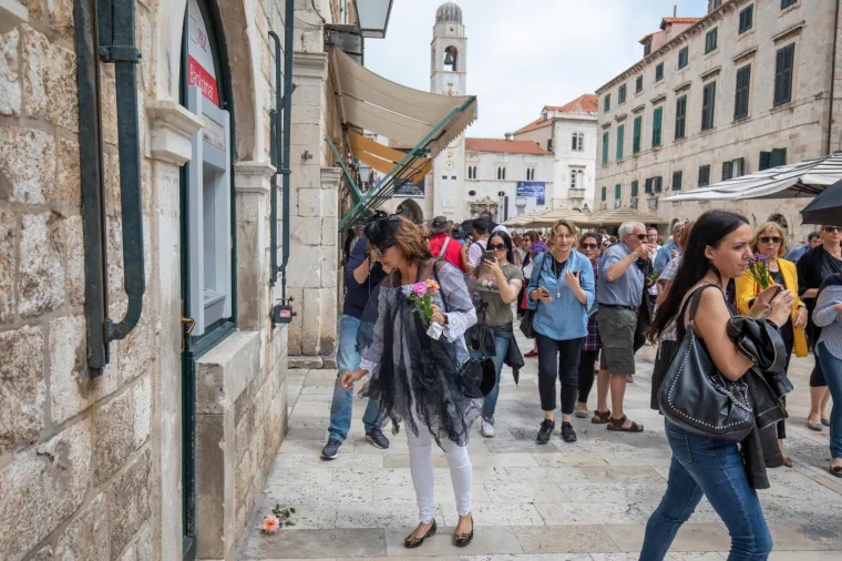 Performas usred Dubrovnika: 'Izlozi grada su oči Straduna. Naši gosti se zgražaju'