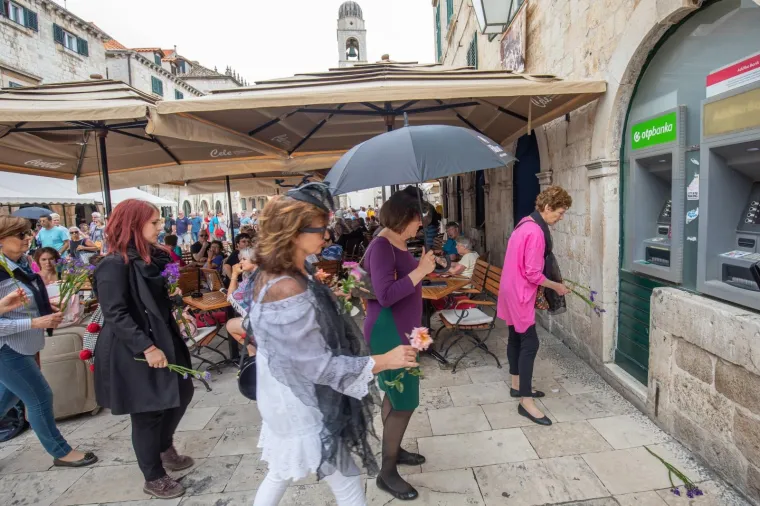 Performas usred Dubrovnika: 'Izlozi grada su oči Straduna. Naši gosti se zgražaju'