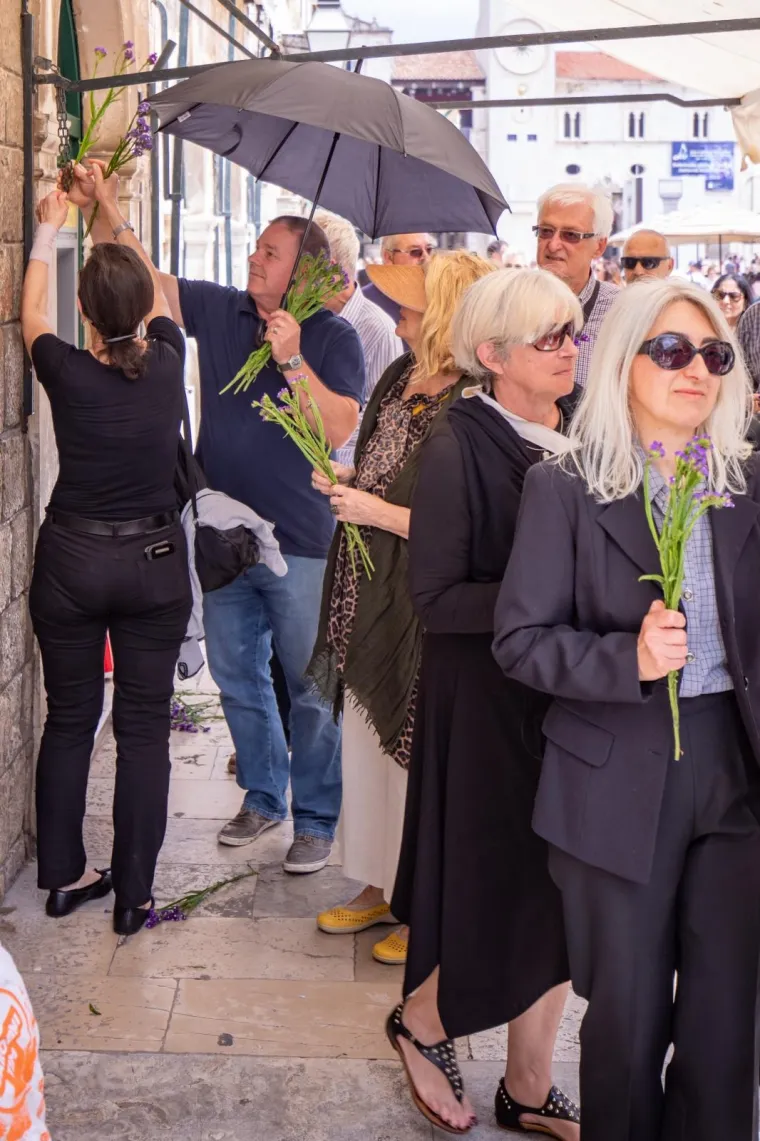 Performas usred Dubrovnika: 'Izlozi grada su oči Straduna. Naši gosti se zgražaju'