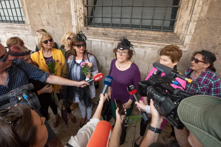 Performas usred Dubrovnika: 'Izlozi grada su oči Straduna. Naši gosti se zgražaju'