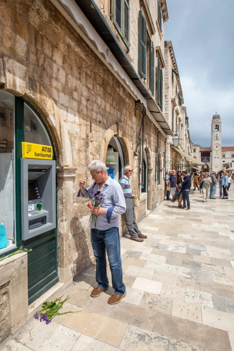 Performas usred Dubrovnika: 'Izlozi grada su oči Straduna. Naši gosti se zgražaju'