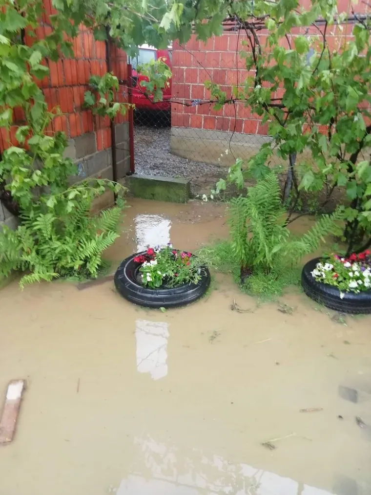 Olujno nevrijeme zahvatilo Pože&scaron;tinu: U kuću u Pleternici udario grom, velike &scaron;tete i na usjevima