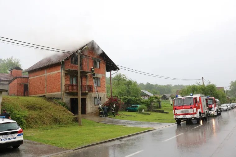 Olujno nevrijeme zahvatilo Pože&scaron;tinu: U kuću u Pleternici udario grom, velike &scaron;tete i na usjevima