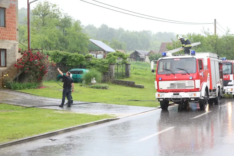 Olujno nevrijeme zahvatilo Pože&scaron;tinu: U kuću u Pleternici udario grom, velike &scaron;tete i na usjevima