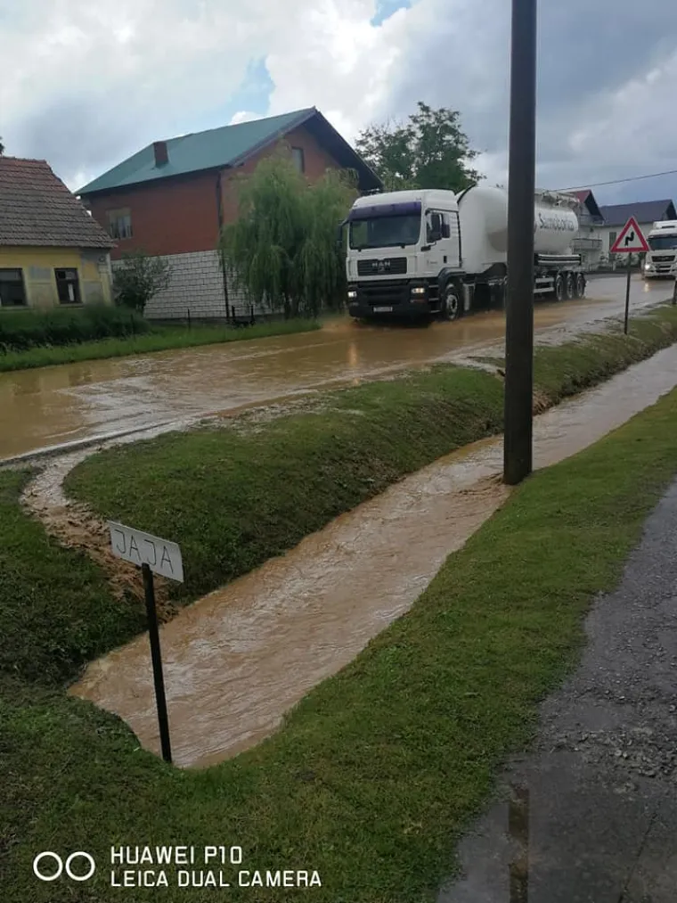 Olujno nevrijeme zahvatilo Pože&scaron;tinu: U kuću u Pleternici udario grom, velike &scaron;tete i na usjevima