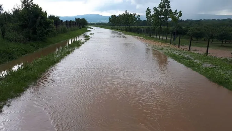 Olujno nevrijeme zahvatilo Pože&scaron;tinu: U kuću u Pleternici udario grom, velike &scaron;tete i na usjevima
