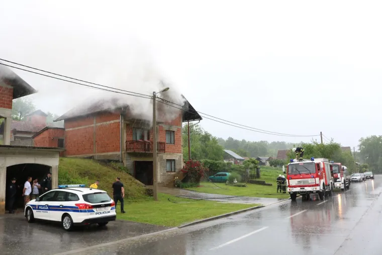 Olujno nevrijeme zahvatilo Pože&scaron;tinu: U kuću u Pleternici udario grom, velike &scaron;tete i na usjevima