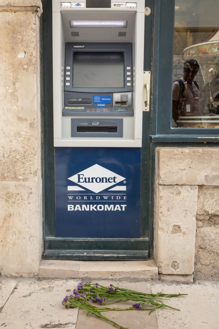 Pogrebna povorka na Stradunu, građani polagali cvijeće ispred bankomata