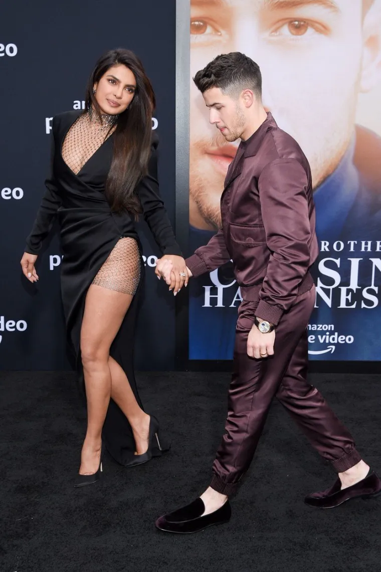 Popularna glumica Priyanka Chopra sa suprugom je Nickom Jonasom prisustvovala premijeri dokumentarnog filma o bendu Jonas Brothers "Chasing Happiness" u Los Angelesu. Foto: Profimedia