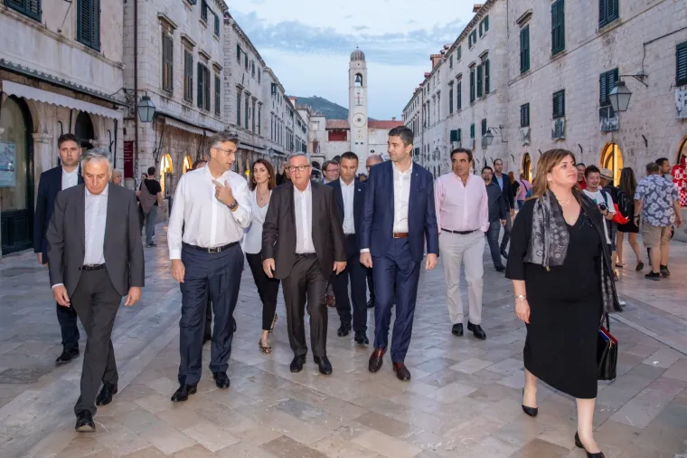 Andrej Plenković iskoristio lijepu ljetnu večer u Dubrovniku pa starog prijatelja izveo u šetnju