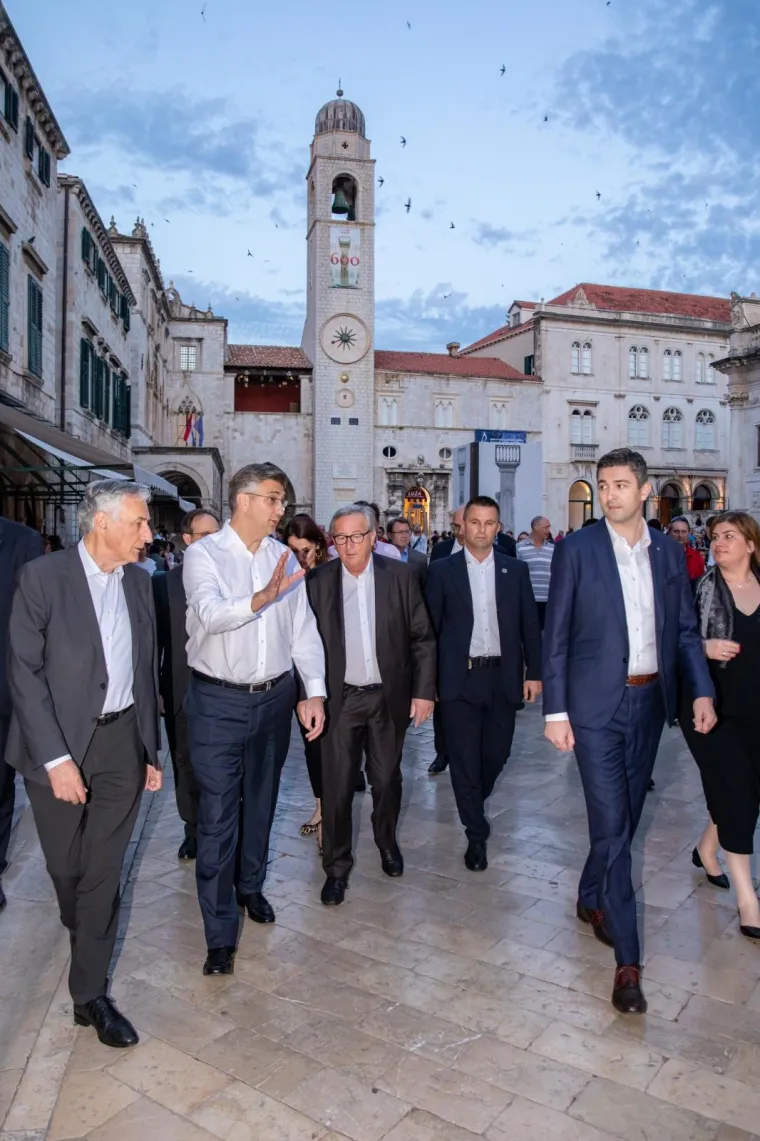 Andrej Plenković iskoristio lijepu ljetnu večer u Dubrovniku pa starog prijatelja izveo u šetnju