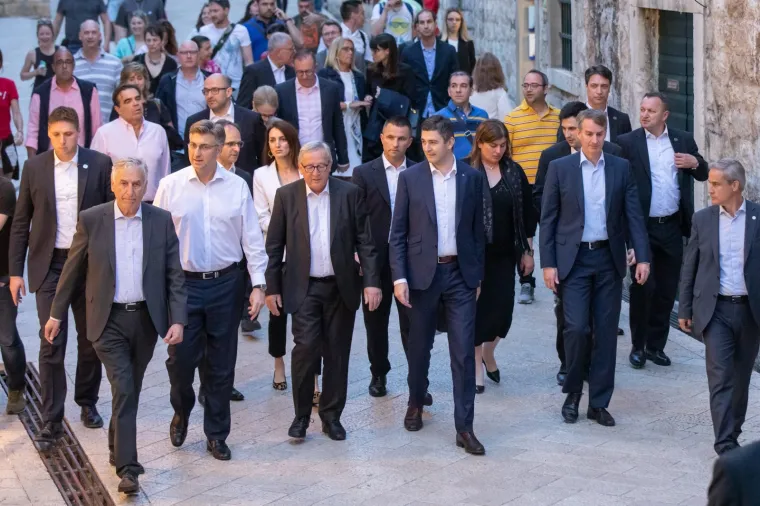 Andrej Plenković iskoristio lijepu ljetnu večer u Dubrovniku pa starog prijatelja izveo u šetnju